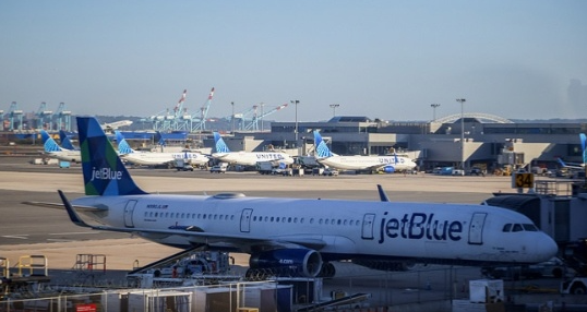 捷蓝航空一航班紧急降落至佛罗里达 多名乘客受伤